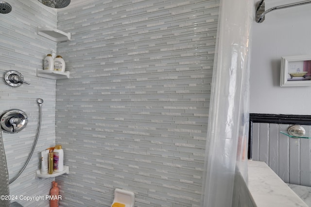 room details featuring tiled shower