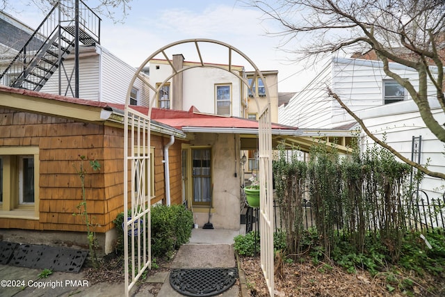 view of front facade featuring fence