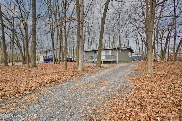 view of front of property with gravel driveway