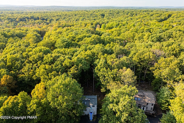 bird's eye view featuring a wooded view