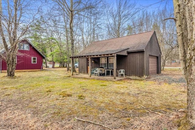 view of outdoor structure featuring an outbuilding