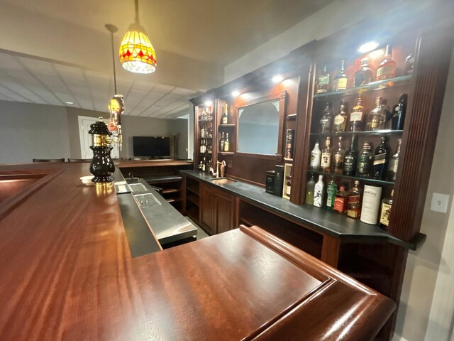 565 Ridge Rd, Bangor, PA 18013 - bar featuring a sink, wet bar, and hanging light fixtures