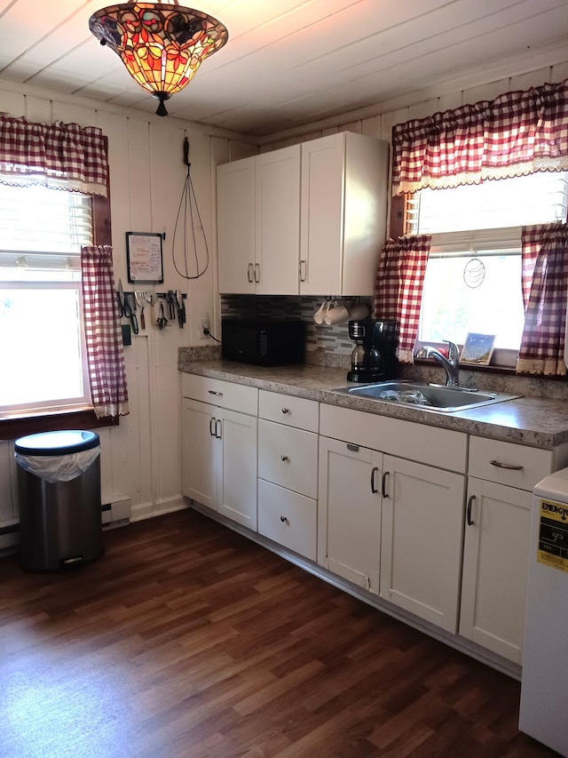 618 Mccabe Ln, Saylorsburg, PA 18353 - kitchen featuring dark wood finished floors, black microwave, and white cabinets