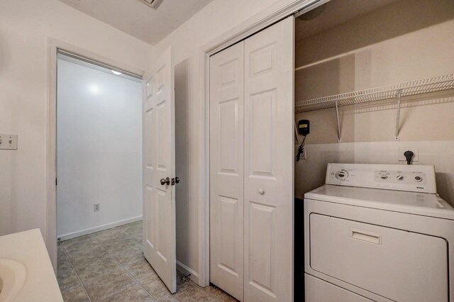1162 Colt Ln, Pocono Summit, PA 18346 - laundry area featuring washer / dryer and baseboards