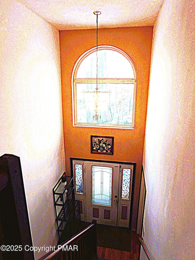 entryway featuring an inviting chandelier