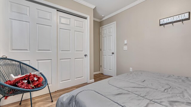 9148 Brandywine Dr, Tobyhanna, PA 18466 - bedroom with crown molding, wood finished floors, a closet, and baseboards