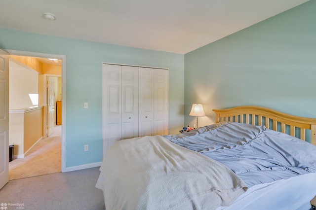 bedroom featuring carpet floors, baseboards, and a closet