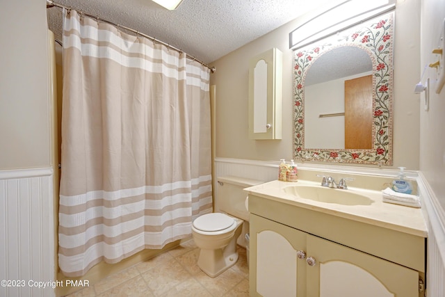 244 High Pass Way, Tannersville, PA 18372 - full bath featuring a textured ceiling, wainscoting, vanity, and toilet