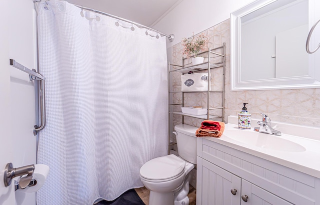 full bathroom with a shower with shower curtain, vanity, toilet, and decorative backsplash