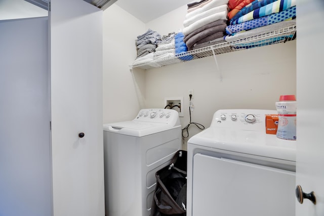 195 Brentwood Dr, Bushkill, PA 18324 - laundry area featuring washer and dryer and laundry area