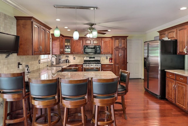 5181 Hilltop Cir E, Stroudsburg, PA 18301 - kitchen featuring appliances with stainless steel finishes, ceiling fan, a peninsula, a breakfast bar, and dark wood-style flooring