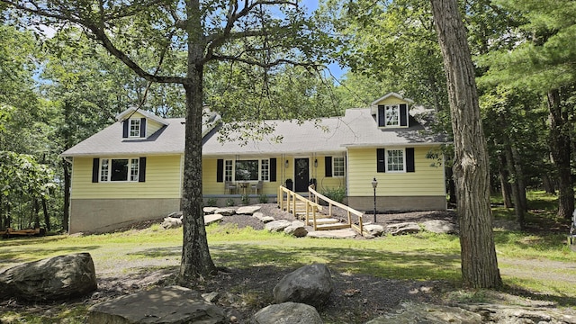 104 Haverhill Rd, Buck Hill Falls, PA 18323 - new england style home with a front lawn