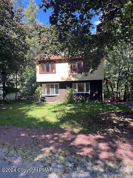 view of front of property featuring a front lawn