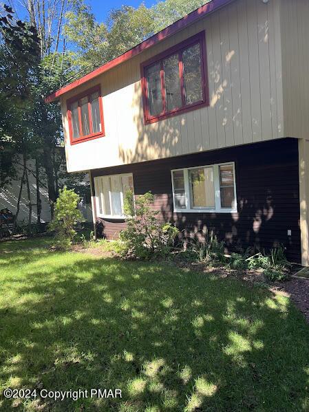 view of front facade featuring a front lawn