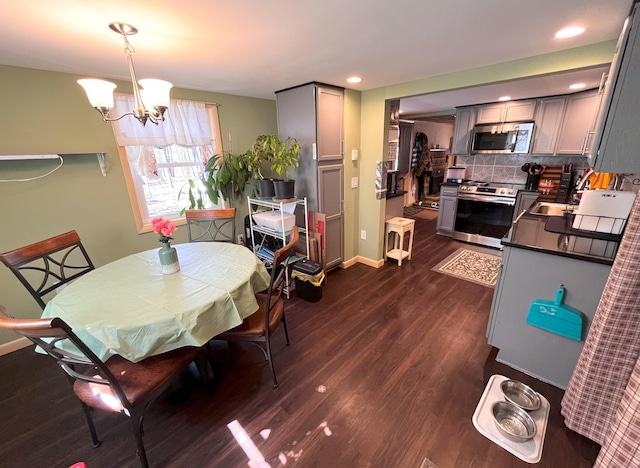 dining room featuring an inviting chandelier, recessed lighting, baseboards, and dark wood-style flooring