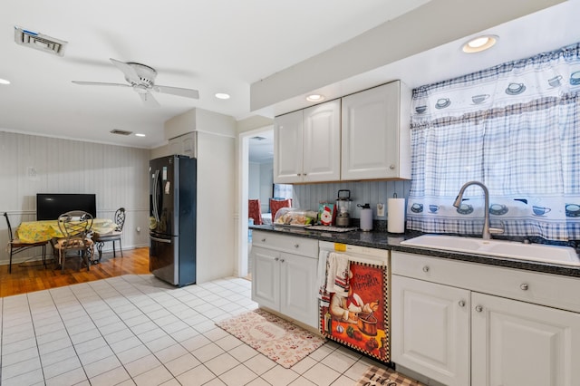 109 Little Doe Ln, East Stroudsburg, PA 18301 - kitchen featuring dark countertops, dishwasher, freestanding refrigerator, a ceiling fan, and crown molding