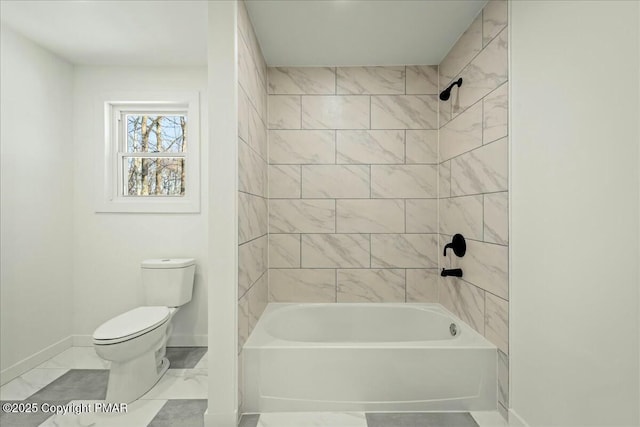 bathroom with tiled shower / bath and toilet