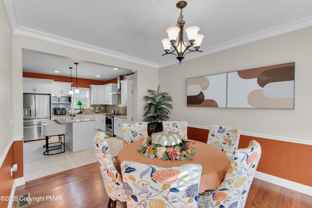 210 Canterbury Cir, Blakeslee, PA 18610 - dining space featuring light wood-style flooring, visible vents, baseboards, and an inviting chandelier