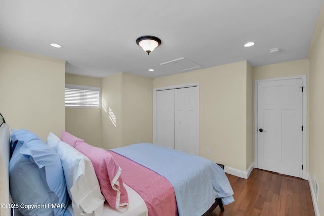 bedroom with visible vents, baseboards, hardwood / wood-style floors, a closet, and recessed lighting