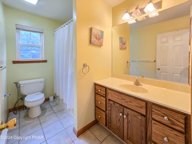 full bath featuring curtained shower, toilet, vanity, baseboards, and tile patterned floors