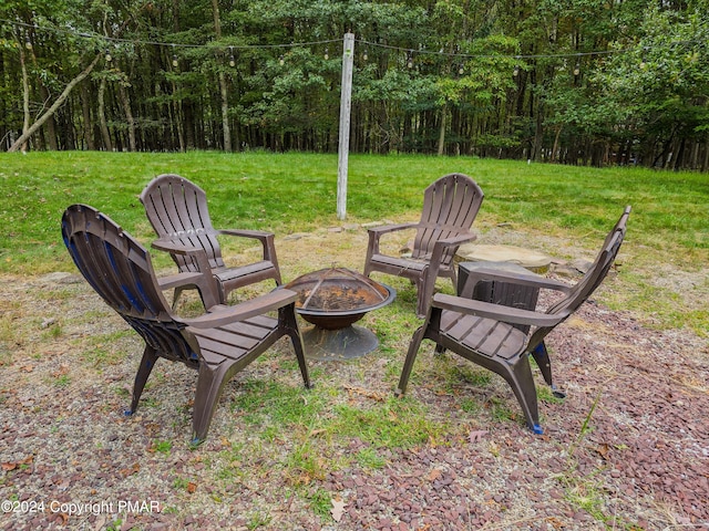 view of yard featuring a fire pit