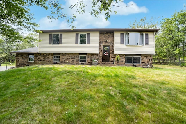2227 Cheyenne Dr, Blakeslee, PA 18610 - raised ranch with a front lawn and brick siding