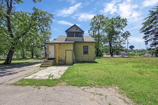 1198 W Main St, Stroudsburg, PA 18360 - view of front of house with a front lawn