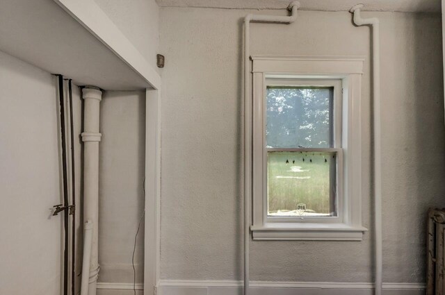 1198 W Main St, Stroudsburg, PA 18360 - detailed view of baseboards