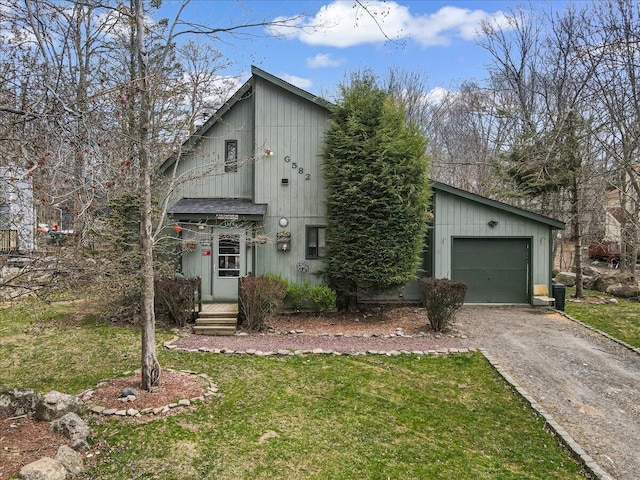 7924 Sleepy Hollow Dr, Tobyhanna, PA 18466 - view of front of house featuring an attached garage, dirt driveway, and a front lawn