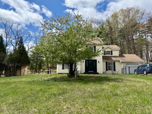 113 Dennis Ct, East Stroudsburg, PA 18301 - view of front of home with a front yard and fence