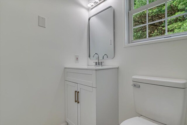 113 Dennis Ct, East Stroudsburg, PA 18301 - half bath featuring vanity and toilet