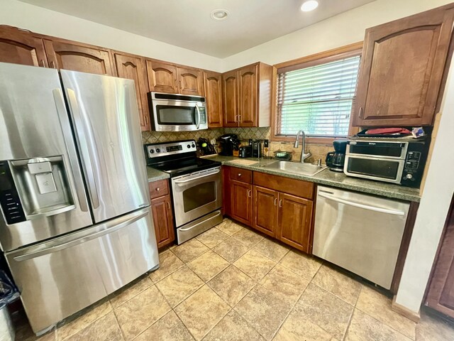 350 Brier Crest Rd, Blakeslee, PA 18610 - kitchen featuring appliances with stainless steel finishes, a sink, tasteful backsplash, recessed lighting, and brown cabinets