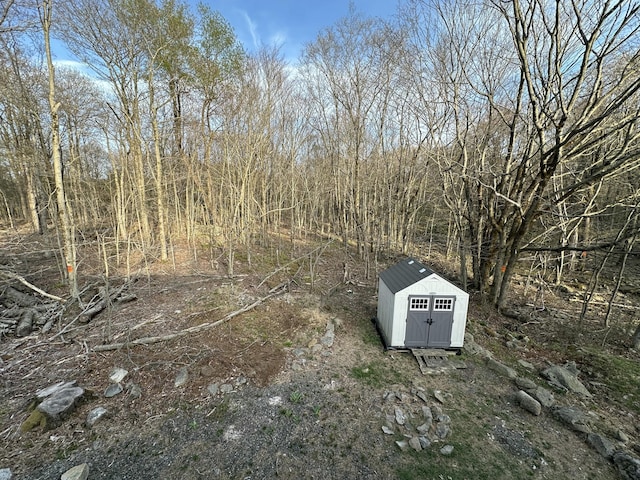 1010 Knollwood Dr, Tobyhanna, PA 18466 - view of yard with a storage shed and an outdoor structure
