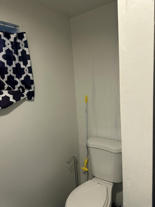 1010 Knollwood Dr, Tobyhanna, PA 18466 - bathroom with toilet
