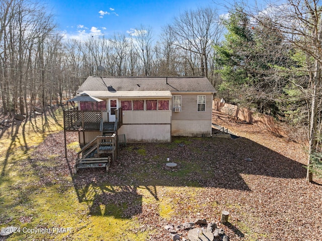 view of front of house featuring fence