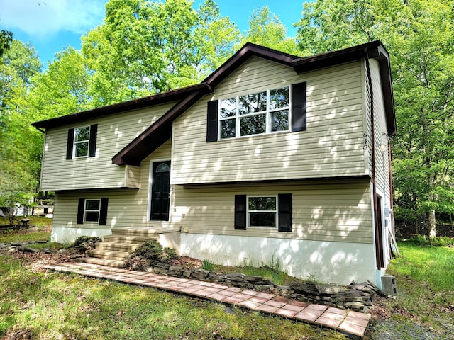 1169 Hunters Woods Dr, East Stroudsburg, PA 18301 - view of split foyer home