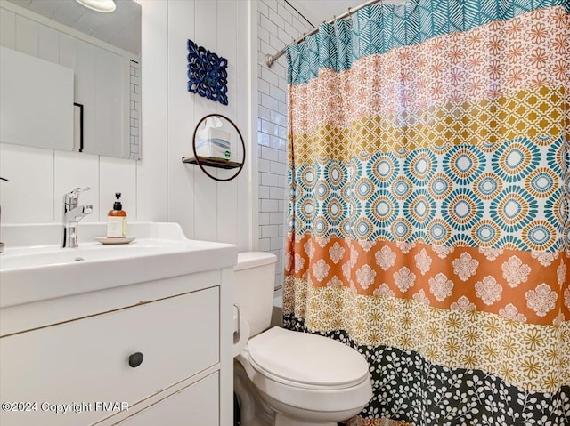 1109 Cedar Knoll Way, Pocono Pines, PA 18350 - bathroom with vanity and curtained shower