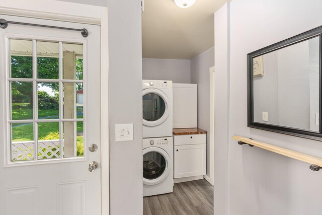 490 Richmond Rd, Bangor, PA 18013 - laundry room featuring estacked washer and dryer, cabinet space, wood finished floors, and baseboards