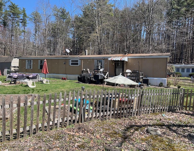 2142 Wigwam Park Rd, Stroudsburg, PA 18360 - view of front of property with fence and a front yard