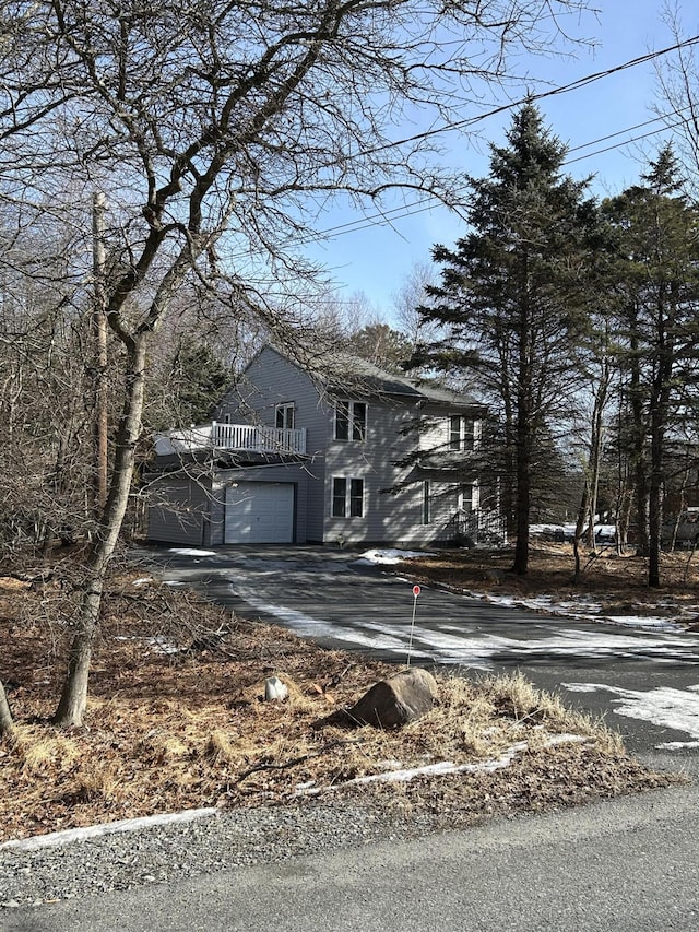 150 Penn Forest Trl, Albrightsville, PA 18210 - colonial house with driveway and a garage