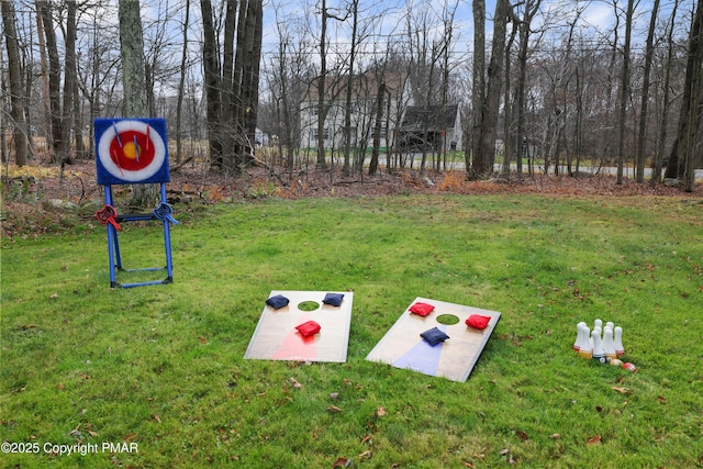 view of property's community featuring a lawn