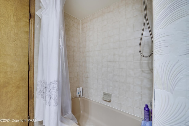 full bathroom featuring shower / bathtub combination with curtain