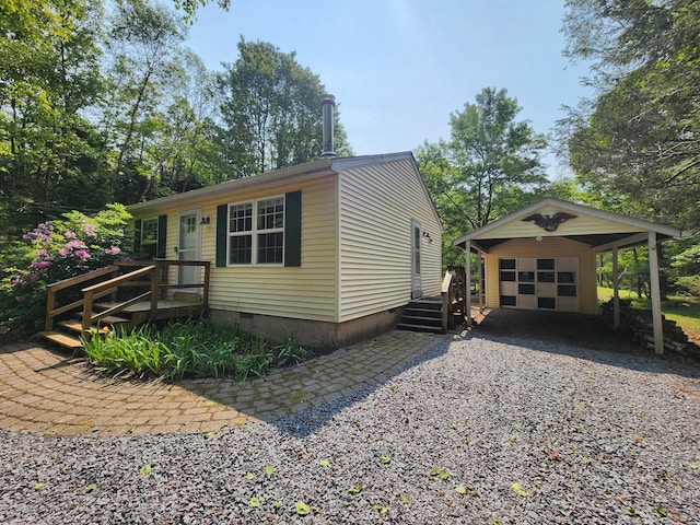 9 Theocritus Cir, Albrightsville, PA 18210 - view of front facade featuring crawl space, a detached garage, and gravel driveway