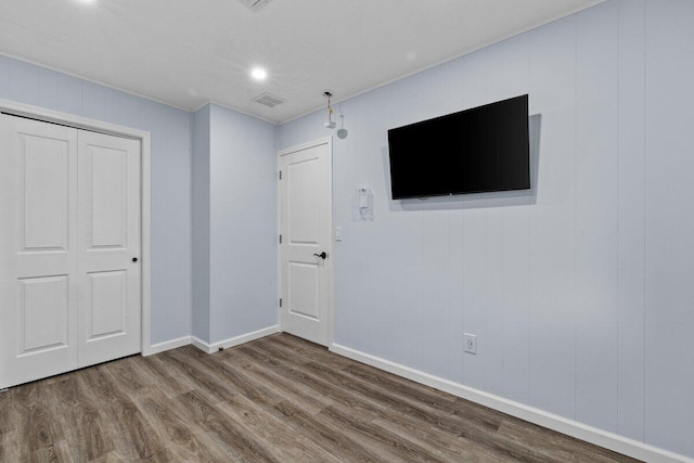 2094 Scarborough Way, Bushkill, PA 18324 - unfurnished bedroom with visible vents, wood finished floors, baseboards, a closet, and recessed lighting