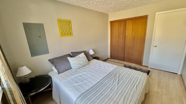 1905 Horseshoe Bnd, Tobyhanna, PA 18466 - bedroom featuring electric panel, light wood-type flooring, a closet, and a textured ceiling