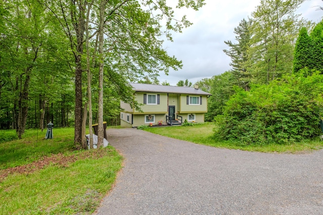 205 W Williams Ct, Stroudsburg, PA 18360 - split foyer home featuring asphalt driveway