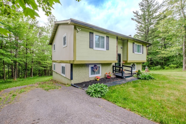 205 W Williams Ct, Stroudsburg, PA 18360 - split foyer home with a front lawn and stucco siding