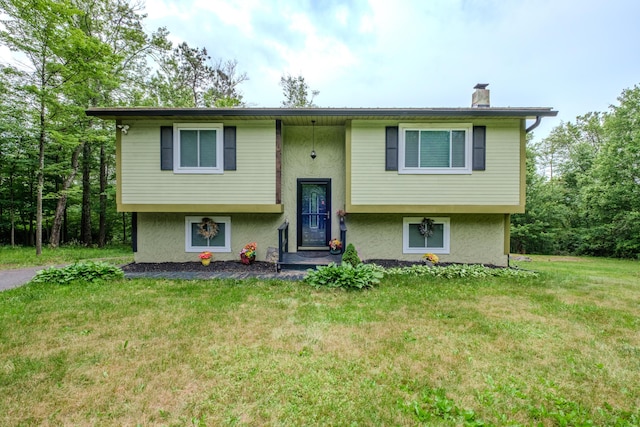 205 W Williams Ct, Stroudsburg, PA 18360 - raised ranch featuring stucco siding, a chimney, and a front yard