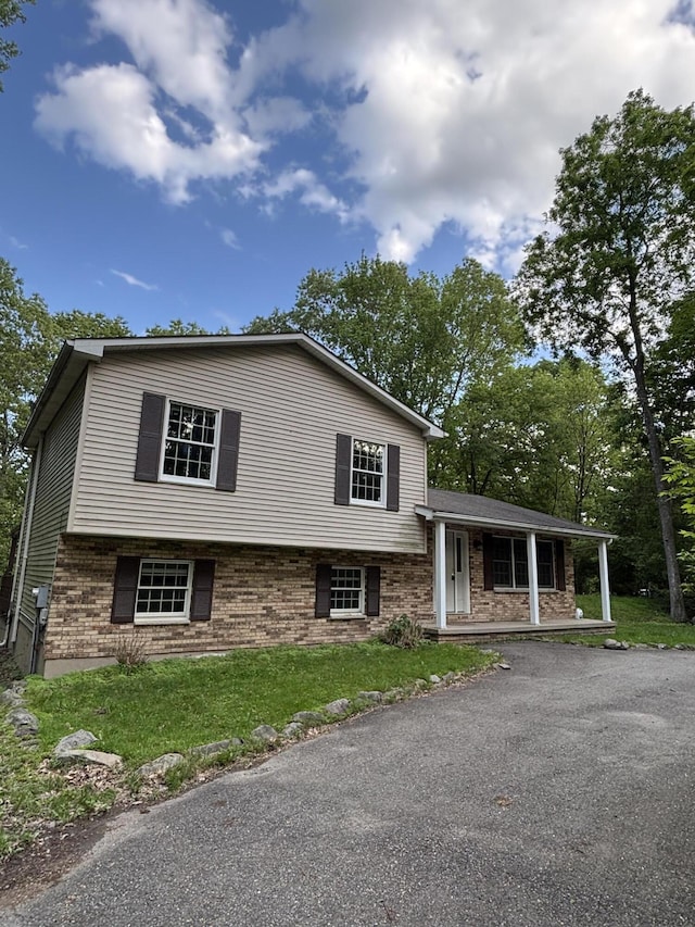 2754 Hedgerow Ln, Stroudsburg, PA 18360 - split level home with covered porch and brick siding