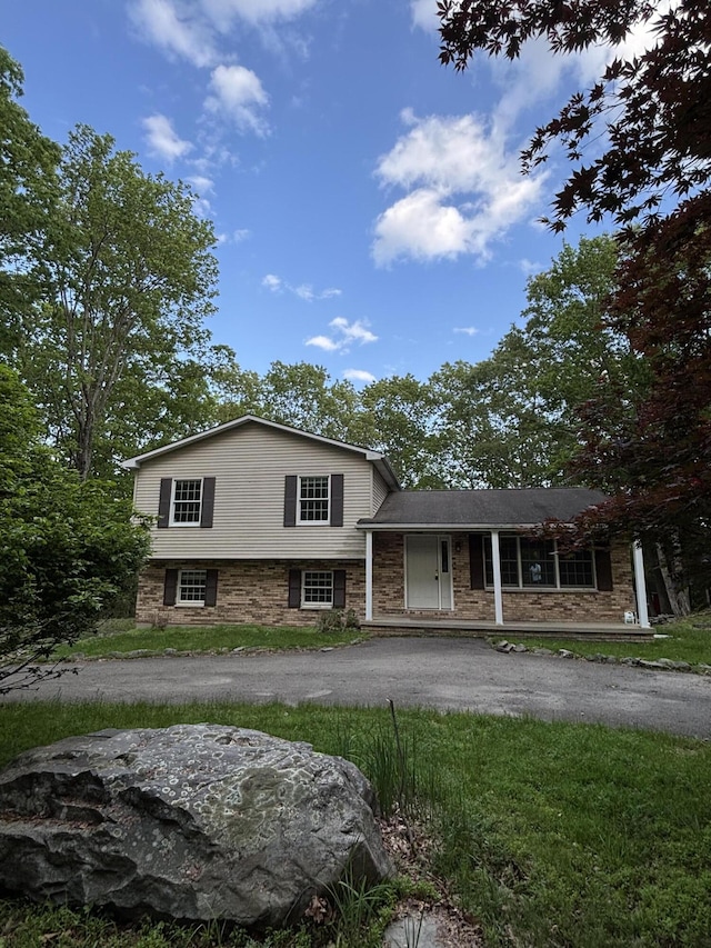 2754 Hedgerow Ln, Stroudsburg, PA 18360 - tri-level home featuring stone siding